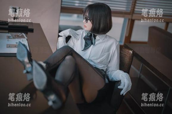 别再说你没见过！Son Ye Eun带来的‘Loozy’恋物咖啡馆观看图包，咱们这就来评评看。